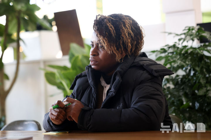 [안산=뉴시스] 김선웅 기자 = 콩고민주공화국 출신 난민 인정자 응갈룰라 왕갈라 도르카스 씨가 26일 경기 안산시 단원구 안산글로벌다문화센터에서 뉴시스와 인터뷰를 하고 있다. 2025.12.26. mangusta@newsis.com