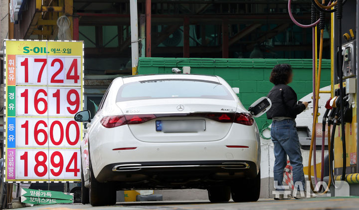 [서울=뉴시스] 홍효식 기자 = 28일 서울 시내 주유소에 유가 정보가 표시되어 있다. 2025.12.28. yesphoto@newsis.com