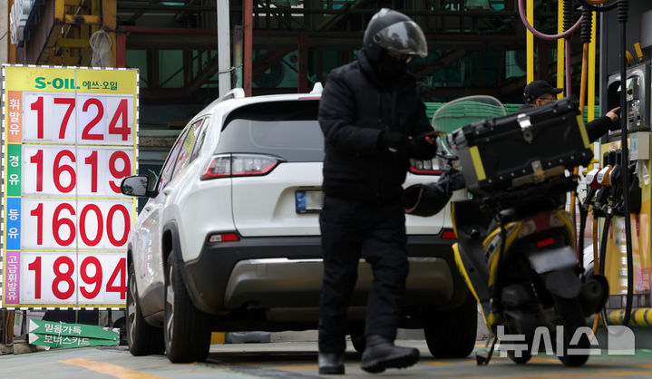 [서울=뉴시스] 홍효식 기자 = 국내 주유소 휘발유와 경유 가격이 3주 연속 하락했다. 한국석유공사 유가정보시스템 오피넷에 따르면 12월 넷째 주(21~25일) 전국 주유소 휘발유 평균 판매가는 전주 대비 리터 당 6.5원 하락한 1,735.3원, 경유는 전주 대비 리터 당 11원 하락한 1,641.7원으로 나타났다.&nbsp; 28일 서울 시내 주유소에 유가 정보가 표시되어 있다. 2025.12.28. yesphoto@newsis.com