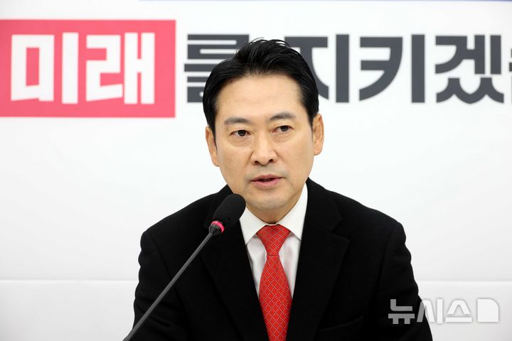 [서울=뉴시스] 조성봉 기자 = 장동혁 국민의힘 대표가 28일 오전 서울 여의도 국회에서 열린 현안 관련 기자간담회에서 발언을 하고 있다. 2025.12.28. suncho21@newsis.com