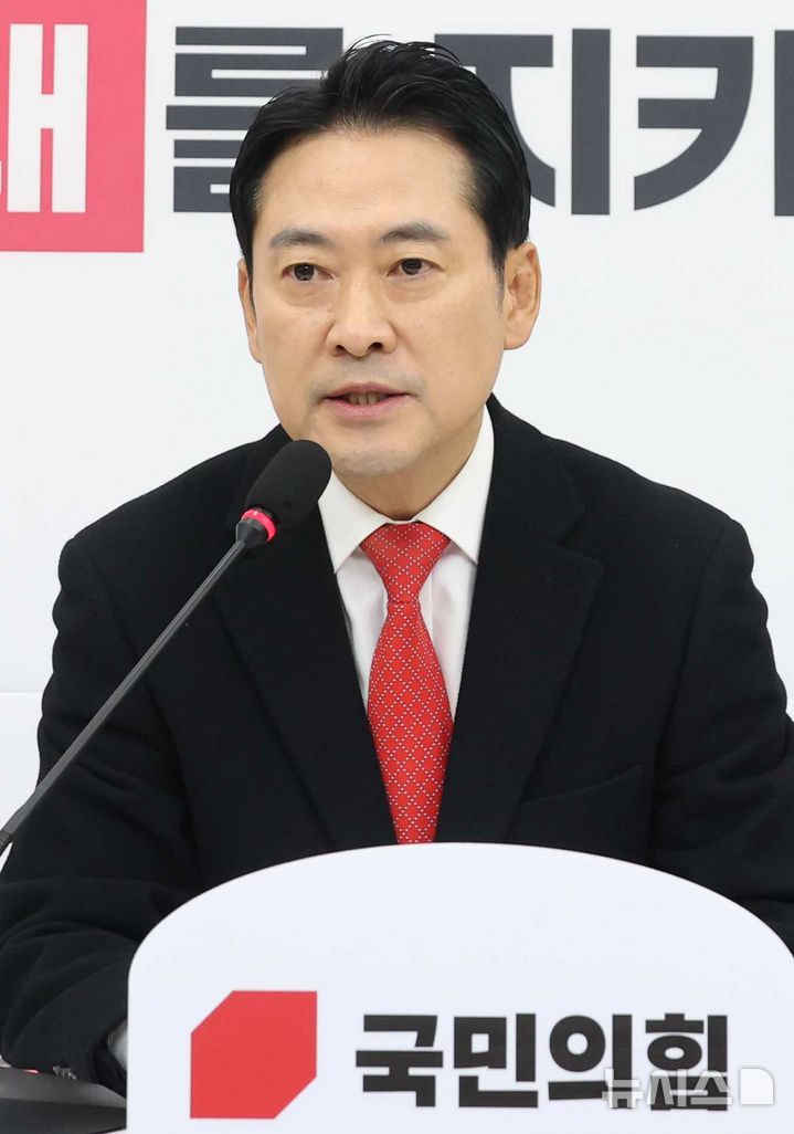 [서울=뉴시스] 조성봉 기자 = 장동혁 국민의힘 대표가 28일 오전 서울 여의도 국회에서 열린 현안 관련 기자간담회에서 발언을 하고 있다. 2025.12.28. suncho21@newsis.com