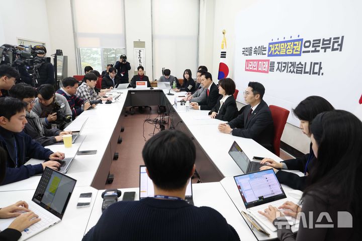 [서울=뉴시스] 조성봉 기자 = 장동혁 국민의힘 대표가 28일 오전 서울 여의도 국회에서 열린 현안 관련 기자간담회에서 발언을 하고 있다. 2025.12.28. suncho21@newsis.com