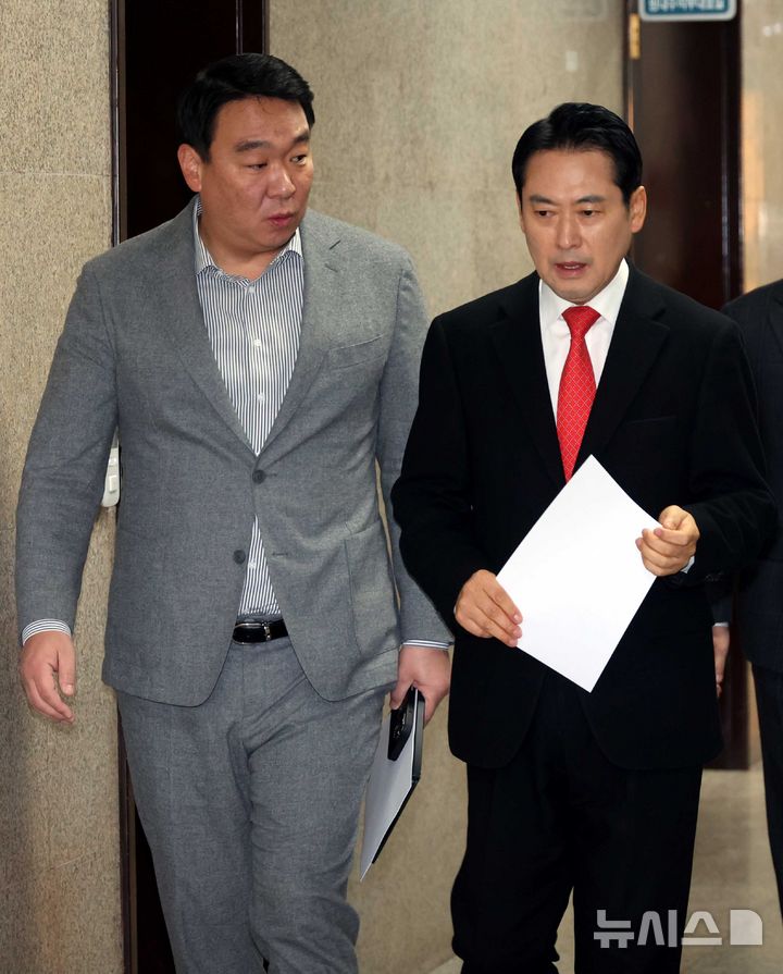 [서울=뉴시스] 조성봉 기자 = 장동혁 국민의힘 대표와 정희용(왼쪽) 사무총장이 28일 오전 서울 여의도 국회에서 열린 현안 관련 기자간담회에 대화를 하며 참석하고 있다. 2025.12.28. suncho21@newsis.com