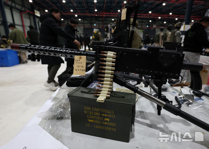 [서울=뉴시스] 이영환 기자 = 28일 서울 강남구 세텍(SETEC)에서 열린 제36회 플래툰 컨벤션에서 다양한 밀리터리 용품들이 전시되어 있다. 2025.12.28 20hwan@newsis.com