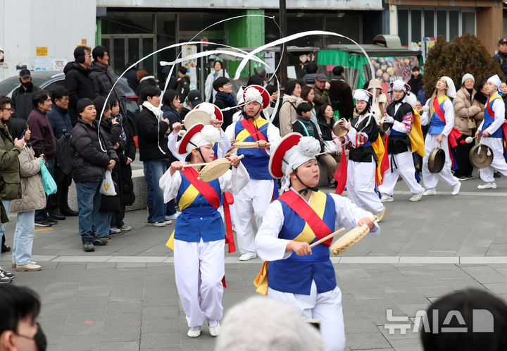 [서울=뉴시스] 이영환 기자 = 28일 오후 서울 종로구 남인사마당에서 한양대학교 풍물패 연합공연이 열리고 있다. 2025.12.28 20hwan@newsis.com