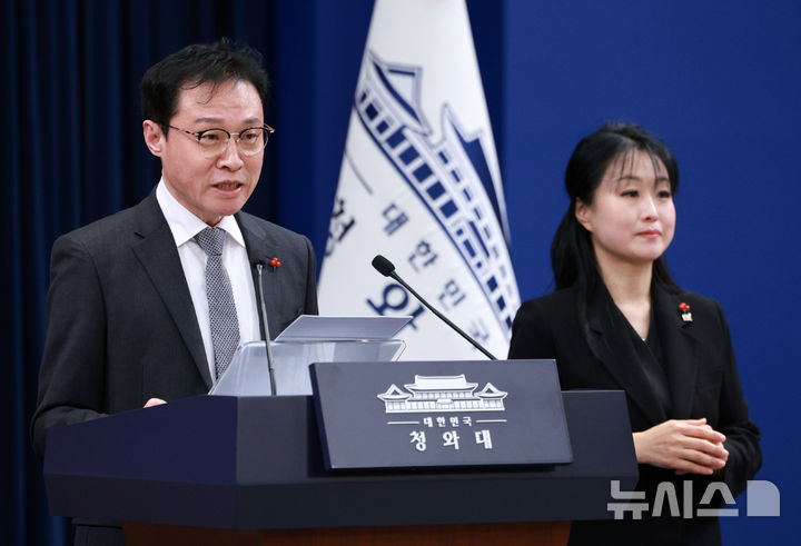 [서울=뉴시스] 고범준 기자 = 이규연 홍보소통수석이 28일 청와대 춘추관에서 장차관급 인선 관련 브리핑을 하고 있다. 2025.12.28. bjko@newsis.com