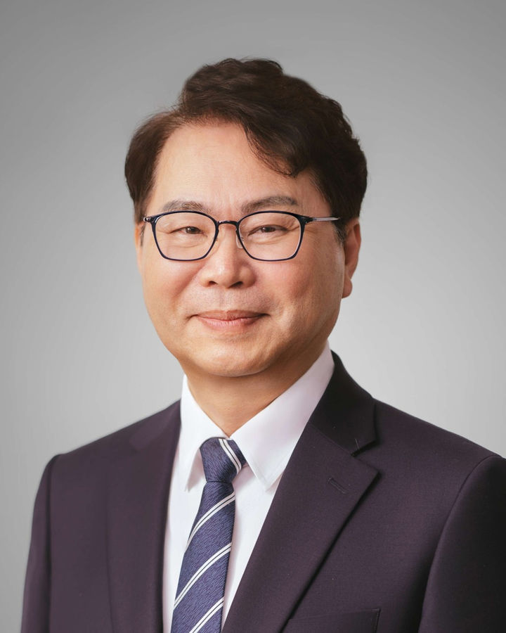 [서울=뉴시스] 이규연 홍보소통수석이 28일 청와대 춘추관에서 이재명 대통령의 장차관급 인선을 발표했다.&nbsp; 사진은 정책특별보좌관에 임명된 이한주 경제·인문사회연구회 이사장. (사진=대통령실 제공) 2025.12.28. photo@newsis.com *재판매 및 DB 금지