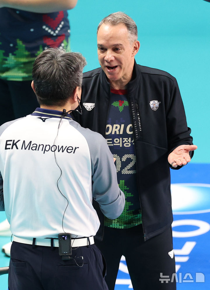 [서울=뉴시스] 조성우 기자 = 28일 오후 서울 중구 장충체육관에서 열린 2025~2026 V리그 남자부 우리카드와 대한항공의 경기, 마우리시오 파에스 우리카드 감독이 심판 판정에 항의하고 있다. 2025.12.28. xconfind@newsis.com