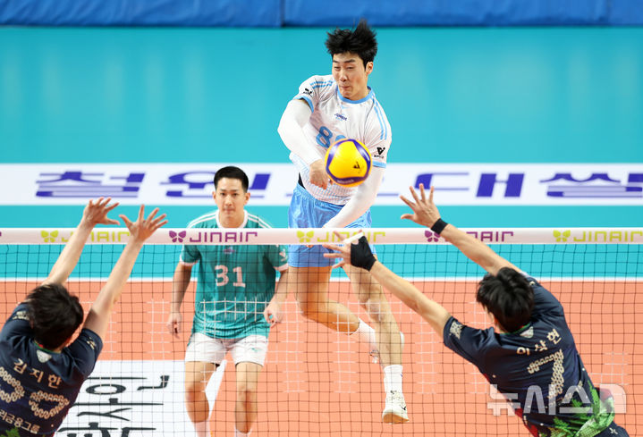 [서울=뉴시스] 조성우 기자 = 28일 오후 서울 중구 장충체육관에서 열린 2025~2026 V리그 남자부 우리카드와 대한항공의 경기, 대한항공 임재영이 스파이크 공격을 하고 있다. 2025.12.28. xconfind@newsis.com