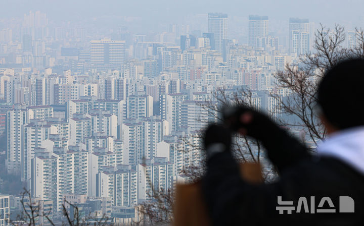 [서울=뉴시스] 권창회 기자 = 올해 아파트 청약시장은 분양가 상승과 규제 확대에도 '똘똘한 한 채' 선호 현상이 심화되며 입지에 따른 양극화 현상이 두드러졌다. 분양가 상승세가 이어지고, 6·27 대책과 10·15 대책 등으로 대출 규제까지 한층 강화됐지만, 서울 청약 경쟁률은 146.64대 1로 집값 급등기 이후 4년만에 최고치를 기록했다. 사진은 28일 서울 남산에서 바라본 아파트 단지 모습. 2025.12.28. kch0523@newsis.com