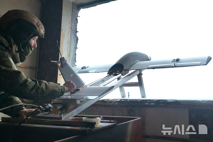 [AP/뉴시스]러시아가 전쟁을 벌이고 있는 우크라이나에 인간 조종사의 개입이 없는 인공지능(AI) 자율 살상 드론을 투입했다는 외신의 보도가 나왔다.&nbsp; 지난해 12월 27일 러시아 국방부 공보실이 제공한 영상에 러시아군 병사가 우크라이나의 공개되지 않은 장소에서 작전을 위해 드론을 발사하고 있는 모습. 사진은 러시아 국방부 공보실 제공. 2026.08.25. 