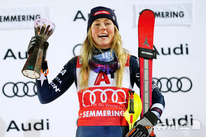 [제머링=AP/뉴시스] 미국의 미케일라 시프린이 28일(현지 시간) 오스트리아 제머링에서 열린 2025~2026 국제스키연맹(FIS) 알파인스키 월드컵 여자 회전에서 우승을 차지한 뒤 포즈를 취하고 있다. 2025.12.29.