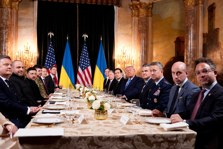 [팜비치=AP/뉴시스] 도널드 트럼프 미국 대통령과 볼로디미르 젤렌스키 우크라이나 대통령이 28일(현지 시간) 플로리다주 팜비치에 있는 마러라고 리조트에서 양자 회담을 진행하고 있다. 2025.12.29.