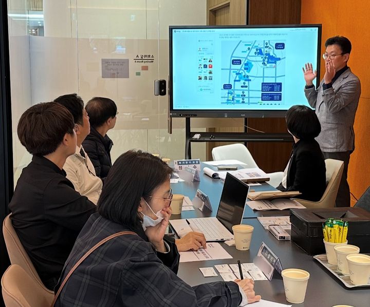 [광명=뉴시스] 경기 광명시가 지난 11월 미국 정보기술 전시회 CES 2026 참가기업 관계자들과 광명시청 소회의실에서 간담회를 하고 있다. (사진=광명시 제공)2025.12.29. photo@newsis.om *재판매 및 DB 금지