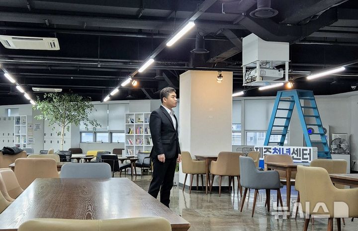 [의왕=뉴시스] 제주 청년센터를 방문한 한채운 의왕시 의회 시 의원이 시설 곳곳을 둘러보고 있다. (사진=본인 제공). 2025.12.29.photo@newsis.com