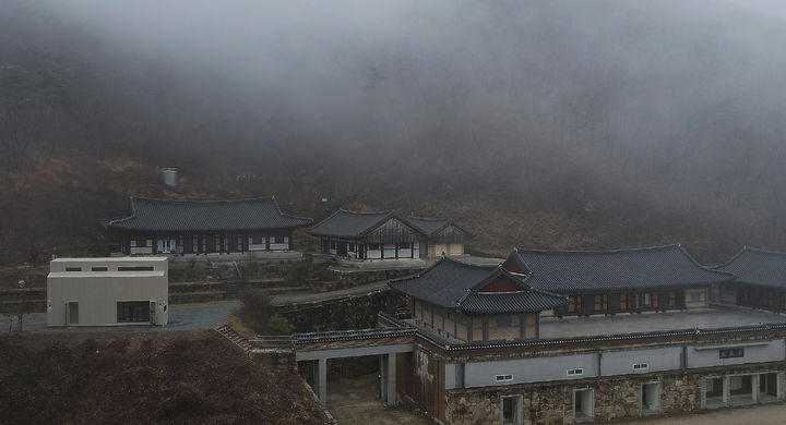 [서울=뉴시스]LG전자가 산불로 피해를 입은 경북 의성군 천년고찰 고운사 스님들을 위해 주거공간으로 쓸 수 있도록 LG스마트코티지를 기증했다. 사진은 고운사에 설치된 LG스마트코티지. (사진=LG전자 제공) 2025.12.29. photo@newsis.com *재판매 및 DB 금지