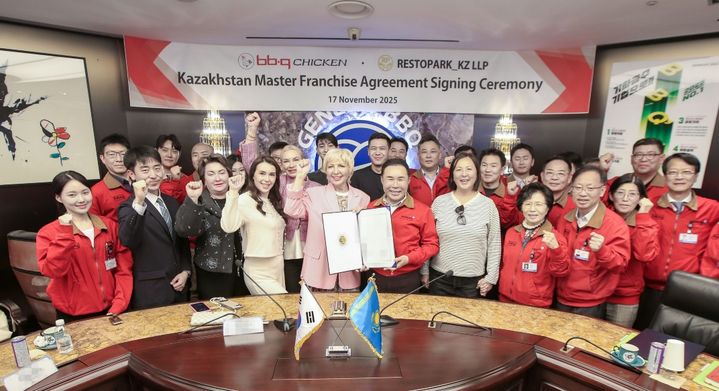 [서울=뉴시스] 국내 치킨 프랜차이즈 제너시스BBQ 그룹은 중앙아시아 최대 경제국 카자흐스탄에 마스터프랜차이즈 계약을 체결하며 글로벌 외식 시장 공략을 본격화한다고 29일 밝혔다. (사진=제너시스BBQ 그룹 제공) 2025.12.29. photo@newsis.com *재판매 및 DB 금지