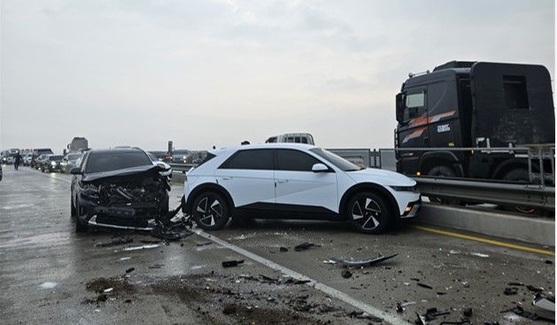 [상주=뉴시스] 상주 합창읍 3번 국도 추돌사고 현장. (사진=경북소방본부 제공) 2025.12.29. photo@newsis.com *재판매 및 DB 금지