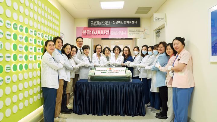 [서울=뉴시스] 이대엄마아기병원은 지난 26일 2층 고위험산과센터 앞에서 '분만 6000건 달성 기념식'을 개최했다. 이대엄마아기병원은 지난 2019년 이대서울병원 모아센터로 문을 연 이후, 2024년 5월 23일 병원으로 재탄생했다. [사진=이화여자대학교의료원 제공) 2025.12.29. photo@newsis.com *재판매 및 DB 금지