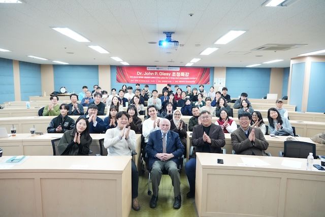 [서울=뉴시스] 존 피 기지 교수와 강연 참석자들이 기념사진을 촬영하고 있다. (사진=세종대 제공) 2025.12.29. photo@newsis.com *재판매 및 DB 금지