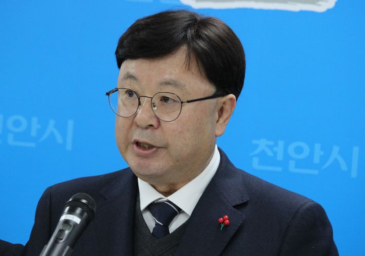 [천안=뉴시스] 최영민 기자=김영만 국립치의학연구원 천안설립 범시민추진위원장이 29일 천안시청 브리핑실에서 대통령의 공약 이행을 촉구하는 기자회견을 갖고 있다. 2025.12.29 ymchoi@newsis.com *재판매 및 DB 금지