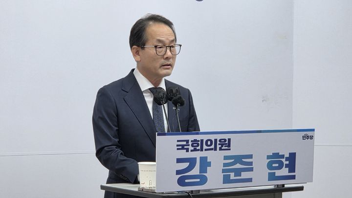 [세종=뉴시스] 송승화 기자 = 29일 세종시 보람동 시청에서 기자회견하는 강준현 국회의원. 2025.12.29. photo@newsis.com. *재판매 및 DB 금지