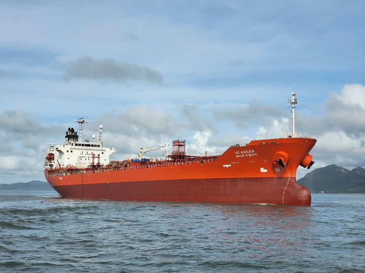 [부산=뉴시스] 현지 시각으로 지난 13일 지중해에서 난민 30여 명을 구조한 YC아젤리아호 모습. (사진=영창기업사 제공) 2025.12.29 photo@newsis.com *재판매 및 DB 금지