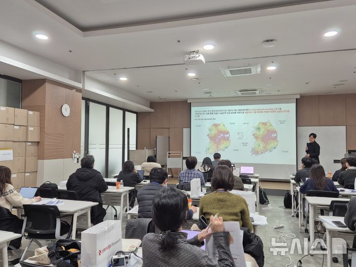 [서울=뉴시스] 신효령 기자 = 최규완 경희대 호텔관광학과 교수가 29일 서울 대치동 야놀자 본사에서 열린 '2026 인·아웃바운드 수요예측과 관광 전략' 간담회에서 인, 아웃바운드 불균형 해소 전략을 발표했다. 2025.12.29. photo@newsis.com