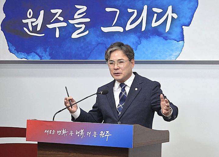 [원주=뉴시스] 이덕화 기자 = 29일 곽문근 원주시의회 부의장이 기자회견을 열고 인구 감소 위기 극복과 지역 경제를 활성화를 위해 '원주형 은퇴자 도시' 건설을 제안하고 있다. 2025.12.29. wonder8768@newsis.com *재판매 및 DB 금지