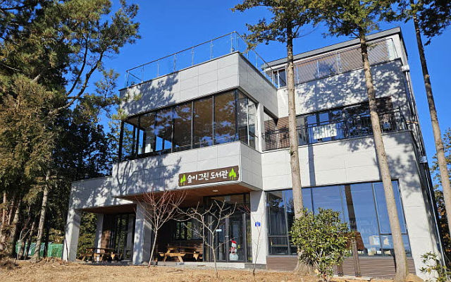 [고성(경남)=뉴시스] 신정철 기자= 경남 고성군은 갈모봉자연휴양림을 이용하는 숙박객의 편의 증진과 문화 서비스 강화를 위해 오는 2026년 1월2일부터 '숲이그린도서관'의 운영시간을 연장하여 야간 운영을 실시한다고 29일 밝혔다.사진은 갈모봉자연휴양림 내 숲이그린도서관 전경.(사진=고성군 제공).2025.12.29. photo@newsis.com *재판매 및 DB 금지