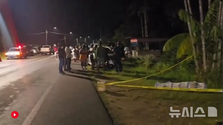 [리슐리외(수리남)=AP/뉴시스]남아메리카 북부 국가 수리남에서 흉기 난동 사건이 벌어져 어린이 5명을 포함한 9명이 숨졌다. 사진은 사건 발생 이후 현장 모습. (사진=AP통신 영상 캡처) 2025.12.29.