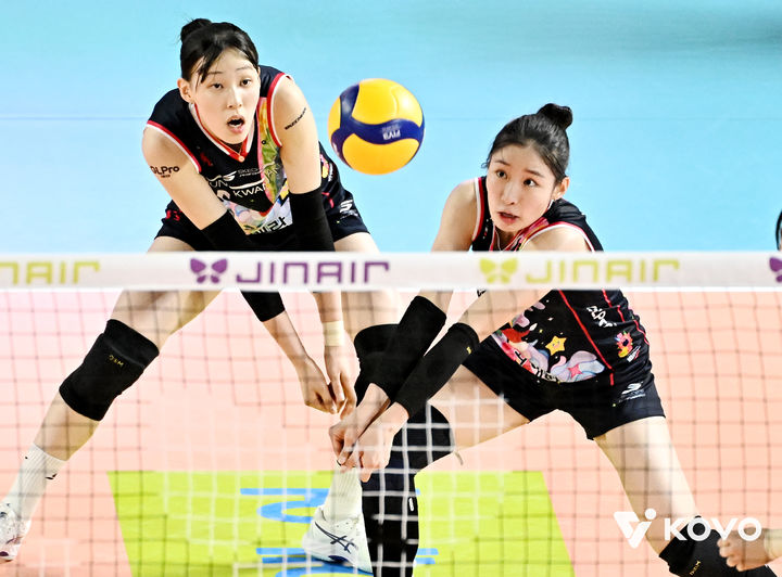 [서울=뉴시스] 여자배구 정관장의 인쿠시(오른쪽)와 이선우가 19일 대전충무체육관에서 열린 진에어 2025~2026 V-리그 여자부 GS칼텍스와의 경기에서 공을 받고 있다. (사진=KOVO 제공) 2025.12.19. *재판매 및 DB 금지