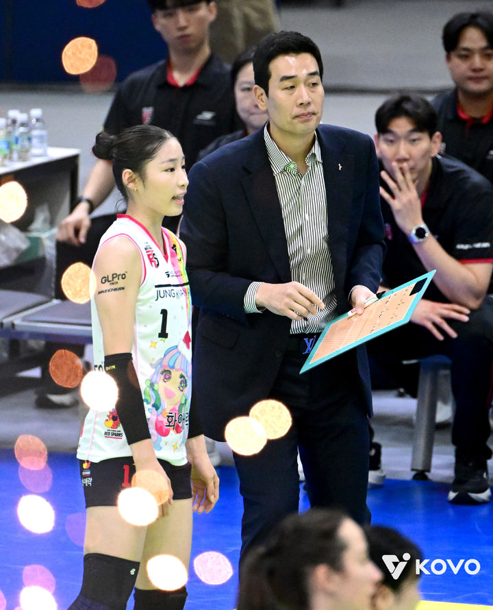 [서울=뉴시스] 여자배구 정관장의 고희진 감독이 25일 수원체육관에서 열린 진에어 2025~2026 V-리그 여자부 현대건설의 경기에서 인쿠시에게 지시를 내리고 있다. (사진=KOVO 제공) 2025.12.25. *재판매 및 DB 금지