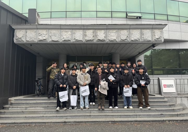 [대전=뉴시스] 국립한밭대 '대전사랑멤버 지역 우수기업 탐방 프로그램' 참가자들 기념촬영. (사진=국립한밭대 제공) 2025.12.29. photo@newsis.com *재판매 및 DB 금지