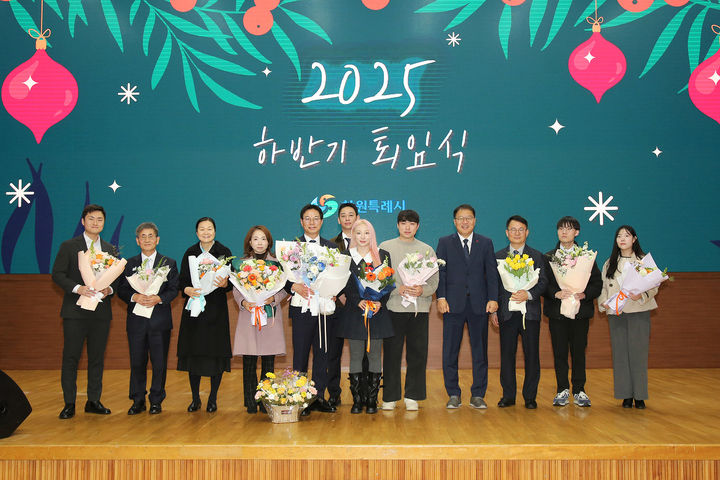 [창원=뉴시스] 장금용 경남 창원시장 권한대행이 29일 시청 시민홀에서 열린 하반기 퇴임식에서 퇴임 공무원들과 기념촬영을 하고 있다. (사진=창원시 제공). 2025.12.29. photo@newsis.com *재판매 및 DB 금지