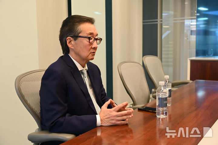 [워싱턴=뉴시스]윤정민 기자 = 빅터 차 미 싱크탱크 전략국제문제연구소(CSIS) 한국석좌가 지난달 12일(현지 시간) 미국 워싱턴DC의 CSIS에서 뉴시스와 인터뷰하고 있다. alpaca@newsis.com. 2026.01.01. 