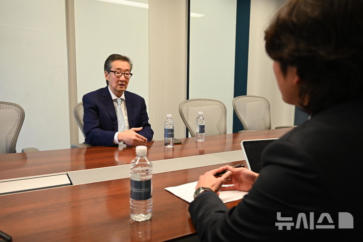 [워싱턴=뉴시스]윤정민 기자 = 빅터 차 미 싱크탱크 전략국제문제연구소(CSIS) 한국석좌가 지난달 12일(현지 시간) 미국 워싱턴DC의 CSIS에서 뉴시스와 인터뷰하고 있다. alpaca@newsis.com. 2026.01.01. 