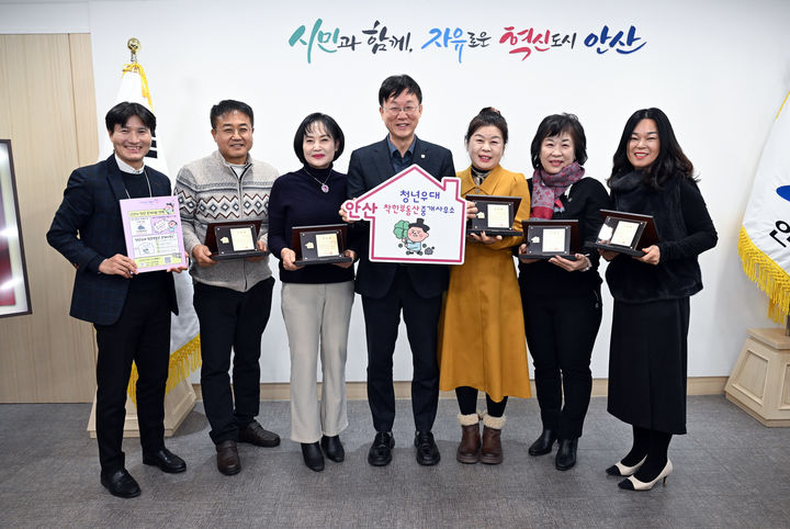 [안산=뉴시스]이민근 안산시장(가운데)이 26일 안산시청에서 ‘청년 우대 착한 부동산 중개사무소’ 시범운영 협약을 체결하고 참여 공인중개사무소 대표들과 함께 기념촬영을 하고 있다.(사진=안산시 제공)2025.12.29.photo@newsis.com *재판매 및 DB 금지