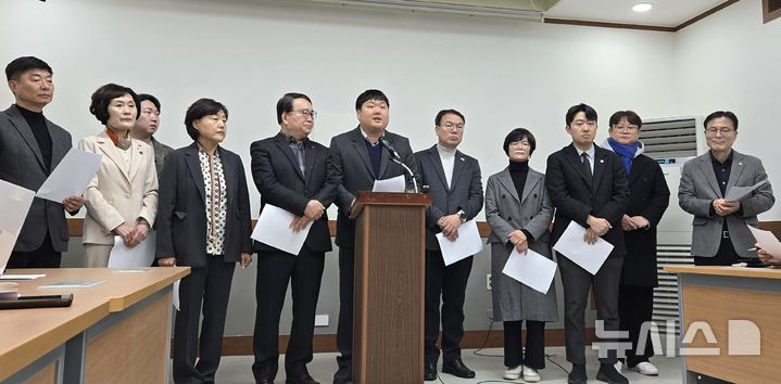 [청주=뉴시스] 임선우 기자 = 충북 청주시의회 신민수 의원(가운데)을 비롯한 더불어민주당 소속 의원들이 29일 청주시청 브리핑룸에서 기자회견을 열어 청주시외버스터미널 매각 행정사무조사 발의 안건을 설명하고 있다. 2025.12.29. imgiza@newsis.com