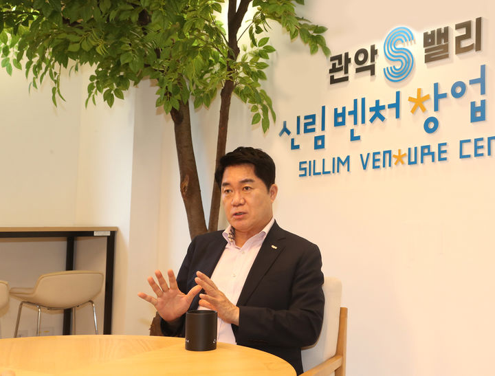 [서울=뉴시스] 관악S밸리 신림창업벤처센터에서 벤처창업 인프라에 대해 설명하는 박준희 관악구청장. 2025.12.29. (사진=관악구 제공) *재판매 및 DB 금지