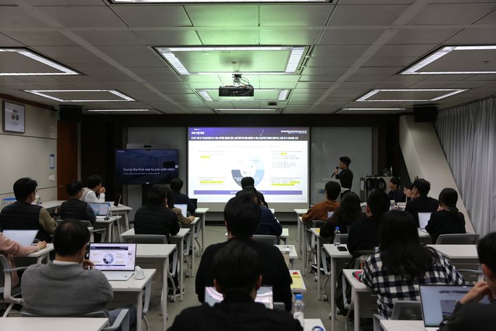 코오롱베니트 김준태 책임이 'AX 인재 양성 교육 프로그램 성과 공유회'에서 발표하고 있다.. (사진=코오롱베니트 제공) *재판매 및 DB 금지