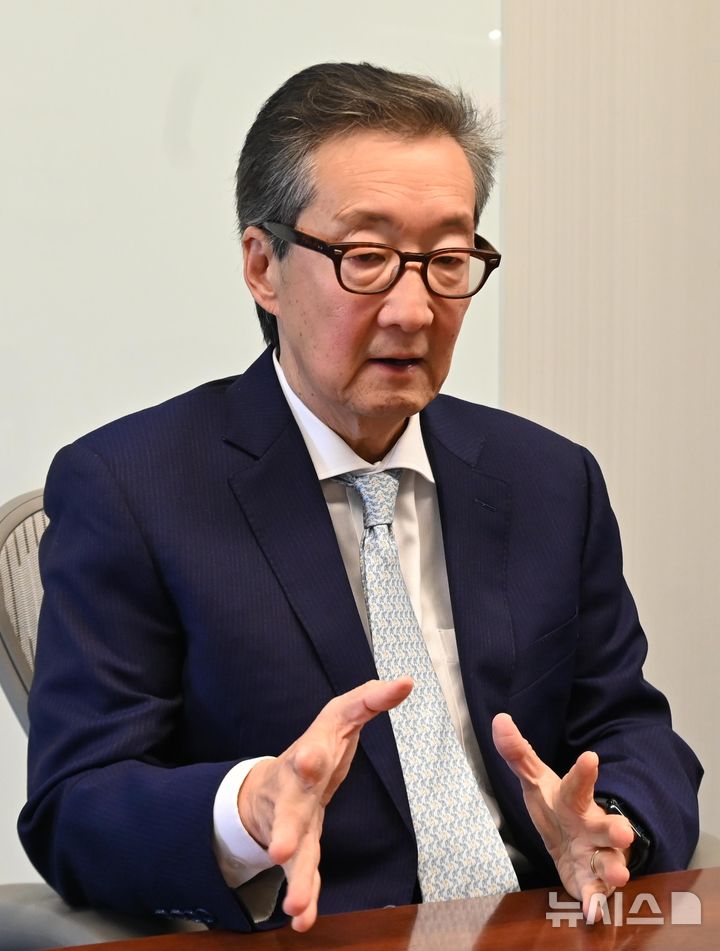 [워싱턴=뉴시스]윤정민 기자 = 빅터 차 미 싱크탱크 전략국제문제연구소(CSIS) 한국석좌가 지난달 12일(현지 시간) 미국 워싱턴DC의 CSIS에서 뉴시스와 인터뷰하고 있다. alpaca@newsis.com. 2026.01.01. 