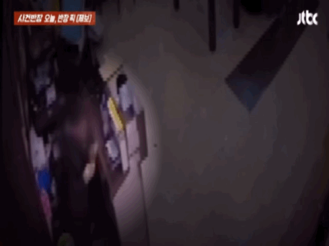 중국집에서 일하던 아르바이트생이 아프다는 이유로 퇴사 한 후, 두 차례에 걸쳐 가게에 침입해 현금을 훔쳐서 달아난 사건이 전해졌다.(사진=JTBC '사건반장' 캡처) *재판매 및 DB 금지 *재판매 및 DB 금지