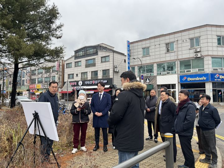 [천안=뉴시스] 구형서 충남도의원(왼쪽 3번째)이 천안시 관계자 등과 불당2교 현장을 찾아 설명을 청취하고 있다. (사진=충남도의회 제공) 2025.12.29 photo@newsis.com *재판매 및 DB 금지