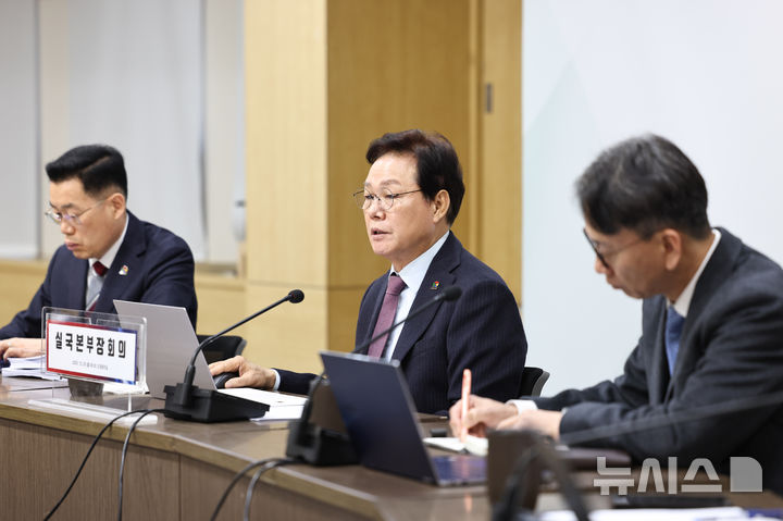 [창원=뉴시스]박완수 경남도지사가 29일 도청 도정회의실에서 올해 마지막 실국본부장 회의를 주재하고 있다.(사진=경남도 제공) 2025.12.29. photo@newsis.com