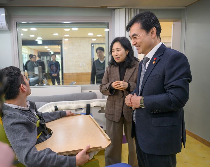 [서울=뉴시스] 안규백 국방부 장관은 12월 29일 연말 연시를 맞아 서울 용산구 소재 중증뇌병변 장애아동 요양시설인 영락애니아의 집을 방문했다. (사진=국방부 제공) 2025.12.29. photo@newsis.com *재판매 및 DB 금지