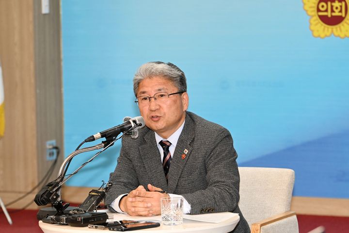 [제주=뉴시스] 이상봉 제주도의회 의장이 29일 오전 제주도의회 도민카페에서 열린 신년 기자간담회에서 발언하고 있다. (사진=제주도의회 제공) 2025.12.29. photo@newsis.com *재판매 및 DB 금지