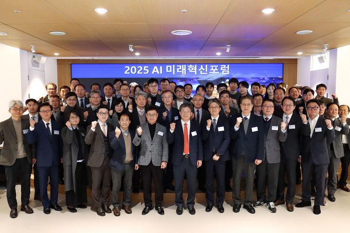 [대전=뉴시스] 우송대 '2025 AI 미래혁신포럼' 참가자들 기념촬영. (사진=우송대 제공) 2025.12.29. photo@newsis.com&nbsp; *재판매 및 DB 금지