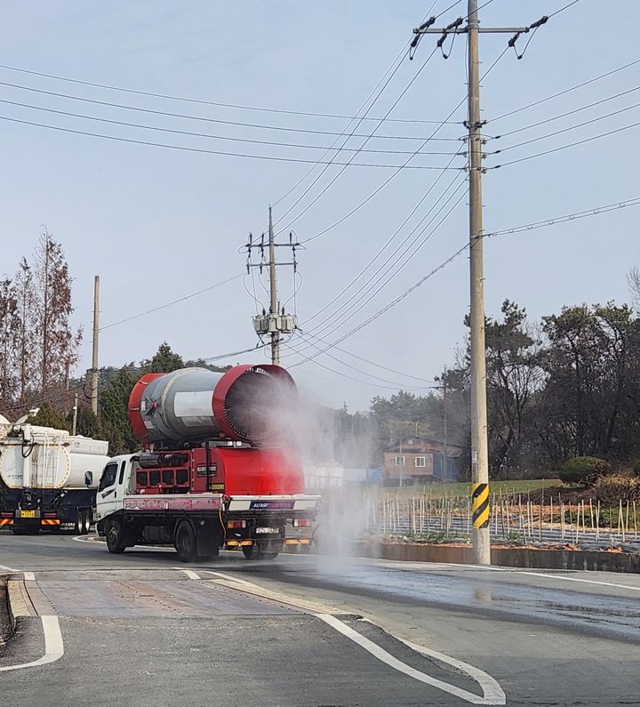 [나주=뉴시스] 29일 H5형 조류인플루엔자(AI) 항원이 확인된 전남 나주의 한 산란계농장 주변 방역 장면. (사진=전남도 제공). 2025.12.29. photo@newsis.com *재판매 및 DB 금지
