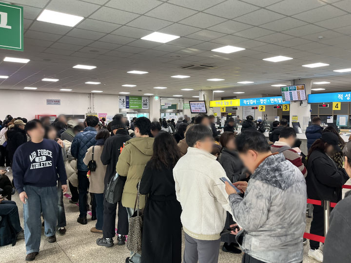 [서울=뉴시스]연말을 맞아 운전면허증을 갱신하려는 시민들로 서부 운전면허시험장이 북적인다. 2025.12.29. *재판매 및 DB 금지 *재판매 및 DB 금지